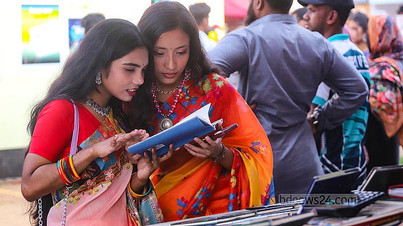আন্তর্জাতিক মাতৃভাষা দিবসে বইমেলার স্টল ঘুরে ঘুরে পছন্দের বই কেনেন বইপ্রেমীরা