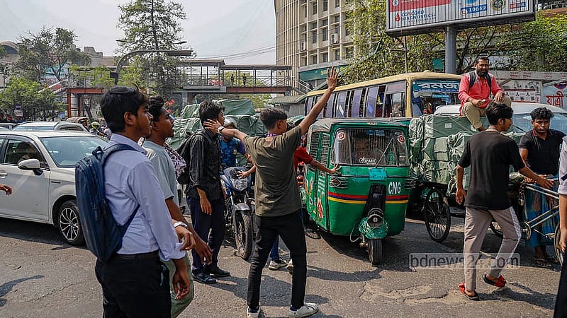 ধর্ষণ মামলার দ্রুত বিচার এবং ধর্ষকদের সর্বোচ্চ শাস্তির দাবিতে মঙ্গলবার ঢাকার শাহবাগ মোড় কিছু সময়ের জন্য অবরোধ করে বিক্ষোভ দেখান বিভিন্ন কলেজের শিক্ষার্থীরা