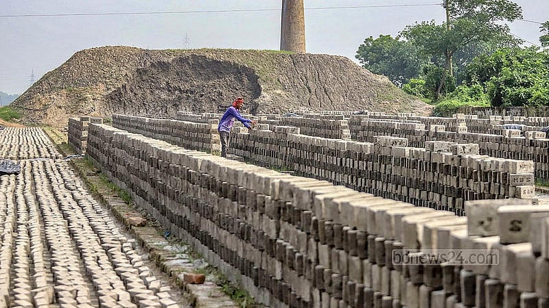 কেরানীগঞ্জের জাজিরায় ভাটায় ইট রোদে শুকানোর কাজে ব্যস্ত শ্রমিক