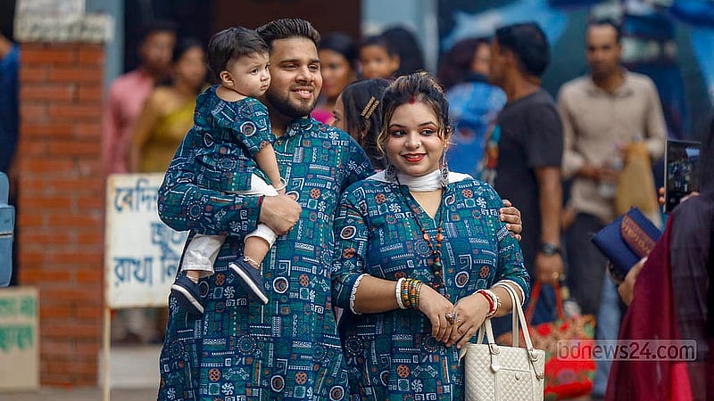 দুর্গোৎসবের সপ্তমীতে সোমবার রমনা কালী মন্দিরে নতুন পোশাকে পরিবারের সদস্যদের সঙ্গে আসেন অনেকে