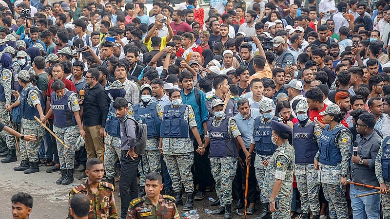ঢাকার দিয়াবাড়িতে মাইলস্টোন স্কুল অ্যান্ড কলেজে বিমান বাহিনীর যুদ্ধবিমান বিধ্বস্ত হওয়ার পর উদ্ধারকাজের সময় স্কুলের বাইরে উৎসুক জনতাকে সামাল দেয় আইশৃঙ্খলা বাহিনী