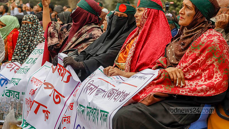 বিডিআর বিদ্রোহে গ্রেপ্তার জওয়ানদের মুক্তির দাবিতে ব্যানার ও প্ল্যাকার্ড হাতে বুধবার কেন্দ্রীয় শহীদ মিনারে স্বজনরা