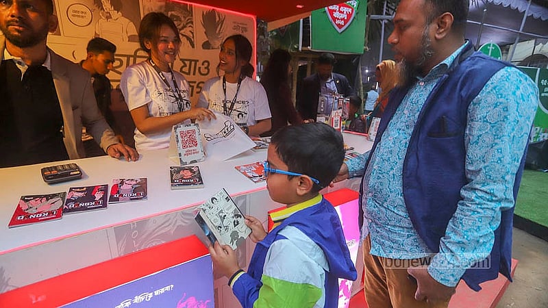 বইমেলার দ্বিতীয় দিনে বাংলা একাডেমি প্রাঙ্গণে বড়দের সঙ্গে এসেছিল ছোটরাও