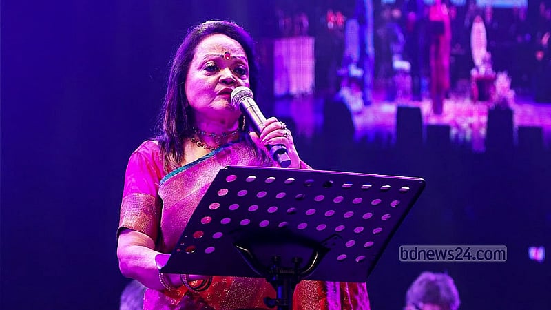 শিল্পকলা একাডেমির জাতীয় নাট্যশালা মিলনায়তনে রোববার সন্ধ্যায় ‘শুধু গান গেয়ে পরিচয়’ শীর্ষক অনুষ্ঠানে গান গাইছেন শিল্পী সাবিনা ইয়াসমিন।
