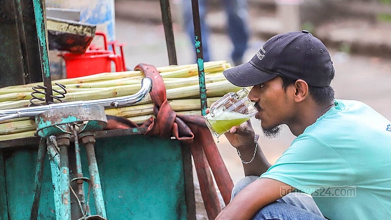 তীব্র গরমে নাজেহাল জনজীবন। এ থেকে স্বস্তি পেতে শরবতের ‘দ্বারস্থ’ হন অনেকেই। শনিবার ঢাকা বিশ্ববিদ্যালয় ক্যাম্পাসে