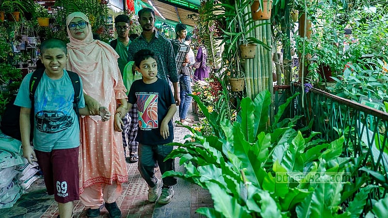 ঢাকার শেরে বাংলা নগরে রোববার জাতীয় বৃক্ষ মেলায় বড়দের সঙ্গে বাহারি সব গাছ দেখতে এসেছে ছোটরাও