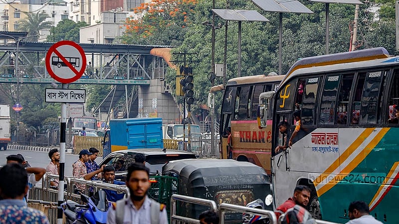 ট্রাফিক সাইনে ‘লেখা বাস থামবে ন, কিন্তু সৈনিক ক্লাব এলাকার সেই জায়গাতেই থামে বাস