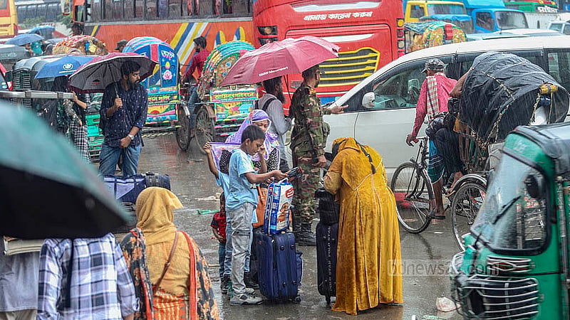 বৃহস্পতিবার দুপুরের বৃষ্টিতে বিপাকে পড়েন রাজধানী থেকে দেশের বিভিন্ন গন্তব্যে ছোটা মানুষেরা। দোলাইরপাড় এলাকা থেকে তোলা