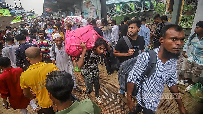 স্বজনদের সঙ্গে কোরবানির ঈদ উদযাপানে দক্ষিণের অনেক মানুষ বেছে নিয়েছে নৌপথ। বৃহস্পতিবার রাজধানীর সদরঘাট লঞ্চ টার্মিনালে
