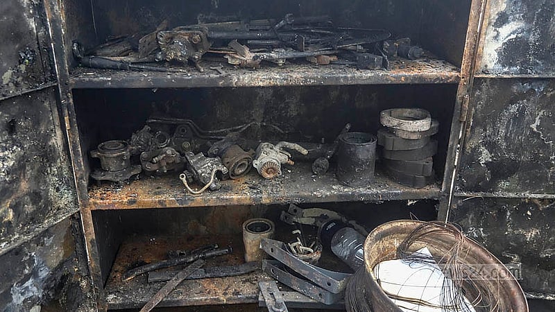 রাজধানীর খিলগাঁওয়ে তালতলা মার্কেটর কাছে শুক্রবার রাতে লাগা আগুনে ক্ষতিগ্রস্ত গাড়ির যন্ত্রাংশ