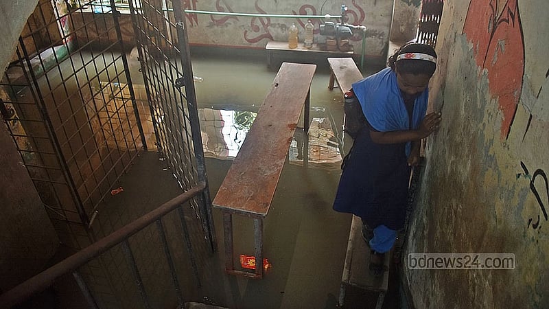 জলাবদ্ধতার কারণে চট্টগ্রাম পশ্চিম বাকলিয়া সরকারি প্রাথমিক বিদ্যালয়ের নিচতলায় ঝুঁকি নিয়ে বেঞ্চের ওপর দিয়ে চলাচল করতে হচ্ছে শিক্ষার্থীদের
