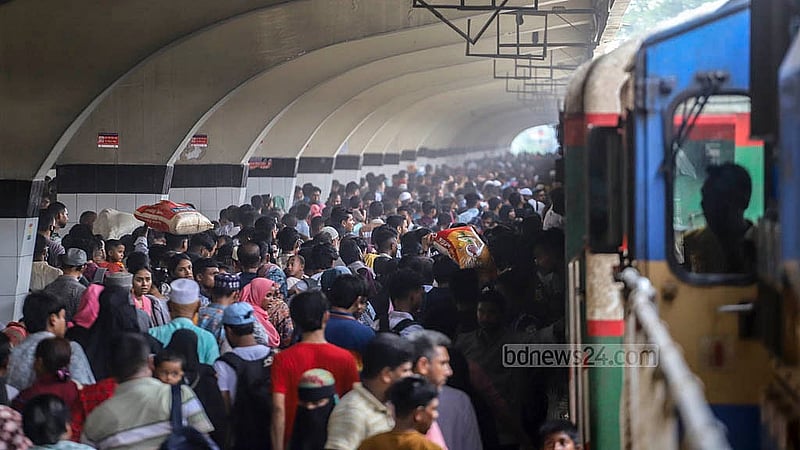 রাজশাহী থেকে ছেড়ে আসা ট্রেনটি ছিল যাত্রীতে পরিপূর্ণ। মঙ্গলবার বেলা আড়াইটায় ট্রেনটি কমলাপুর রেলওয়ে স্টেশনে এসে পৌঁছায়