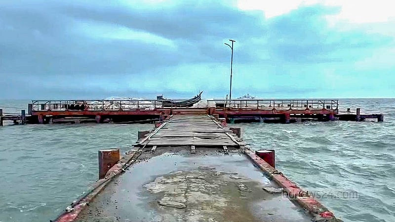 সেন্ট মার্টিনের জেটি ঘাট প্রায় ছুঁই ছুঁই। জোয়ারের পানির উচ্চতা আর একটু বৃদ্ধি পেলে তলিয়ে যেতে পারে জেটি ঘাট