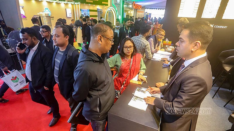 বঙ্গবন্ধু আন্তর্জাতিক সম্মেলন কেন্দ্রে রিহ্যাব আবাসন মেলার একটি স্টলে প্লট-ফ্ল্যাটের বিষয়ে খোঁজ নিচ্ছেন দর্শনার্থীরা। মেলায় প্লট কিংবা ফ্ল্যাট বুকিং দিলেই মিলছে নানা অফার