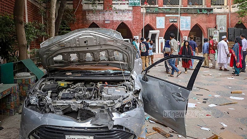 যাত্রাবাড়ীর ড. মাহবুবুর রহমান মোল্লা কলেজের এক শিক্ষার্থীর মৃত্যুর জেরে রোববার দুপুরে পুরান ঢাকার সোহরাওয়ার্দী কলেজের সামনে গাড়ি ভাঙচুর করে করে বিভিন্ন প্রতিষ্ঠানের শিক্ষার্থীরা।