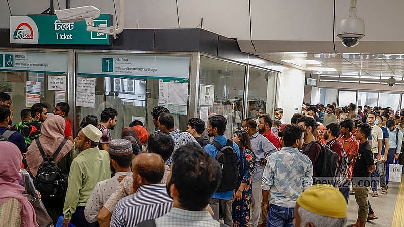 কোটাবিরোধী আন্দোলনের কারণে যানবাহন চলাচল বন্ধ থাকায় মেট্রোরেলের টিকেট কিনতে মানুষের দীর্ঘ লাইন