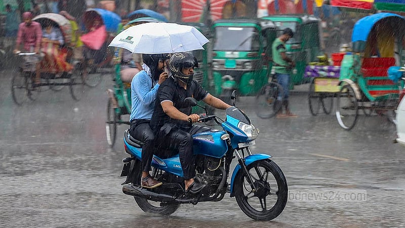 মৌসুমি বায়ুর প্রভাবে বুধবার দুপুরের বৃষ্টিতে বিপাকে পড়েন মোটরসাইকেল চালকরা