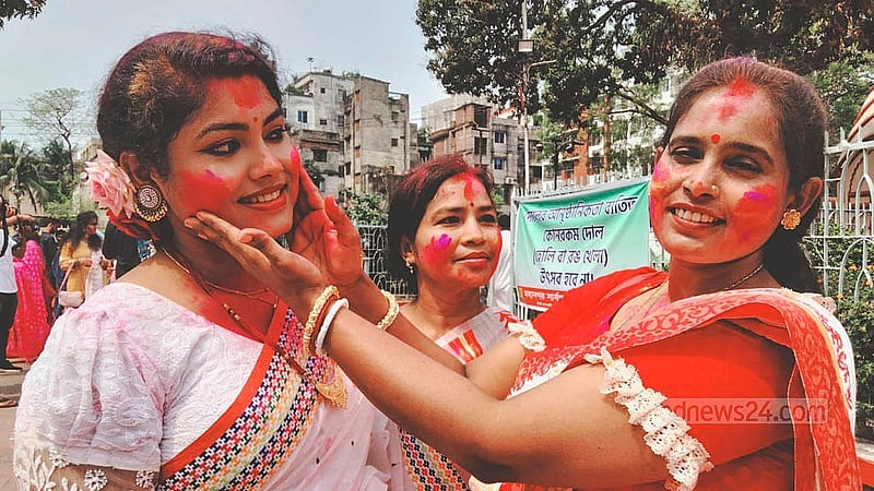রাজধানীর ঢাকেশ্বরী মন্দিরে ফাল্গুনের পূর্ণিমা তিথিতে দোল উৎসবে মেতে ওঠেন সনাতন ধর্মাবলম্বী নারীরা