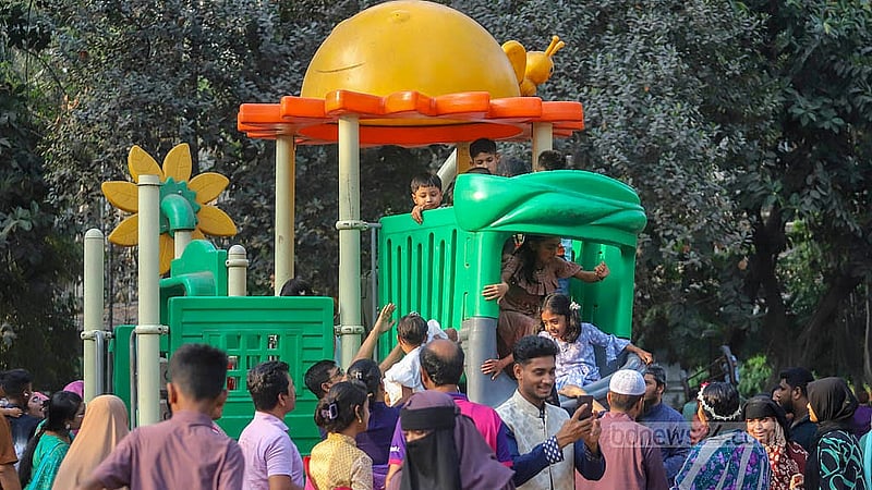 ঈদের ছুটিতে বৃহস্পতিবার রাজধানীর রমনা পার্কে শিশু কর্নারে খেলায় মেতেছে শিশুরা