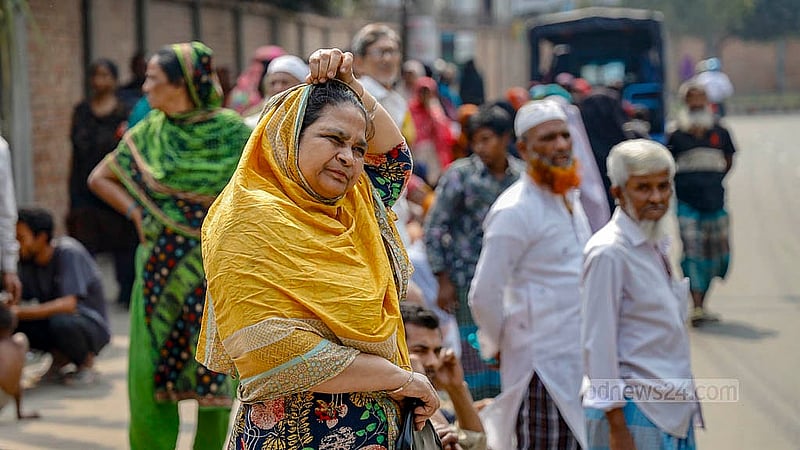ঢাকার হাতিরঝিলের মধুবাগের এই অংশে টিসিবির ট্রাক আসার কথা সকাল ৯টার মধ্যে। কিন্তু মঙ্গলবার দুপুর ১২টা পর্যন্ত তার দেখা মেলেনি