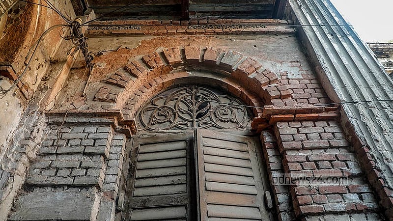 পুরান ঢাকার ফরাশগঞ্জের প্রায় ২০০ বছরের পুরনো রূপলাল হাউজের অনেক শিল্পকর্ম অযত্ন-অবহেলায় খসে পড়ছে