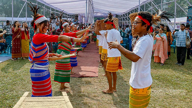 লালমাটিয়া হাউজিং সোসাইটি স্কুল অ্যান্ড কলেজ মাঠে শুক্রবার গারোরা নিজেরদের ঐতিহ্যবাহী পোশাক পরে নৃত্যের মাধ্যেমে বের করেন শোভাযাত্রা