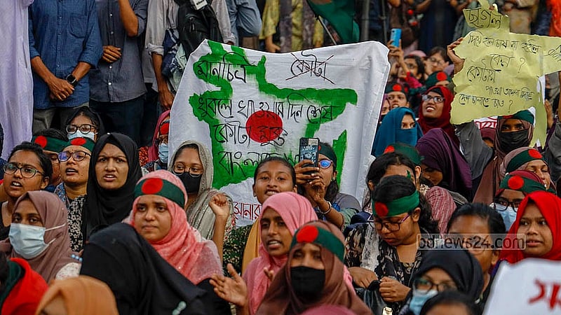 সরকারি চাকরিতে কোটা ব্যবস্থার সংস্কারের দাবিতে বৃহস্পতিবার জাতীয় পতাকা ও প্ল্যাকার্ড হাতে শাহবাগ মোড়ে অবস্থান নেন আন্দোলনকারীরা