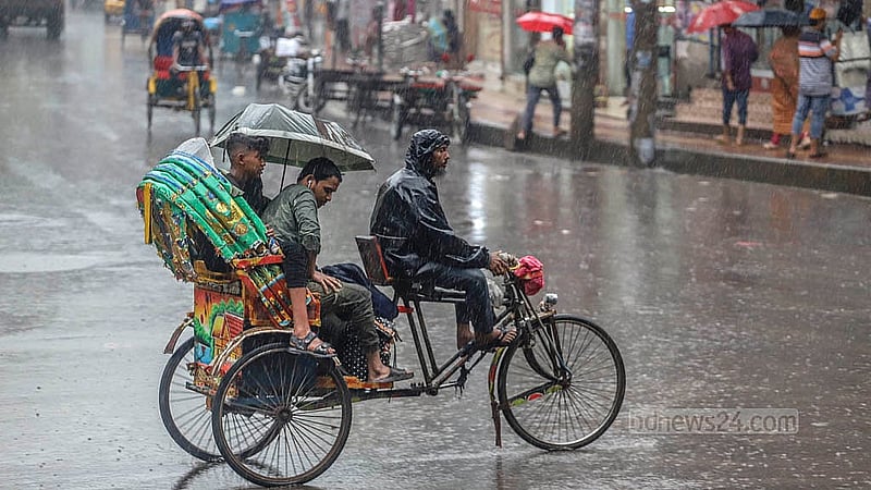 রাজধানীতে মঙ্গলবার বৃষ্টির মধ্যে রেইনকোট পড়ে রিকশা নিয়ে বের হন চালকেরা