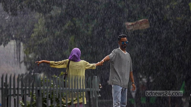 তপ্ত নগরীতে দীর্ঘদিন পর এমন বৃষ্টির দেখা পাওয়ায় অনেকেই ভিজেছেন আপন মনে