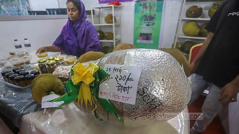 রাজধানীর কৃষিবিদ ইনস্টিটিউশনে জাতীয় ফল মেলায় ১৪ টাকা কেজিতে বিক্রি হচ্ছে কাঁঠাল
