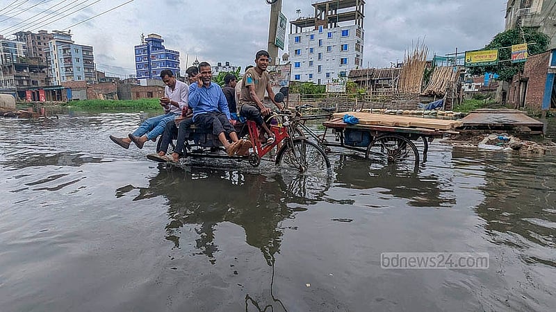 রাজধানীর কদমতলী থানার জিয়া সরণি ডুবে গেছে বৃষ্টির পানিতে। এর মধ্যেই চলাচল করছেন স্থানীয় বাসিন্দারা