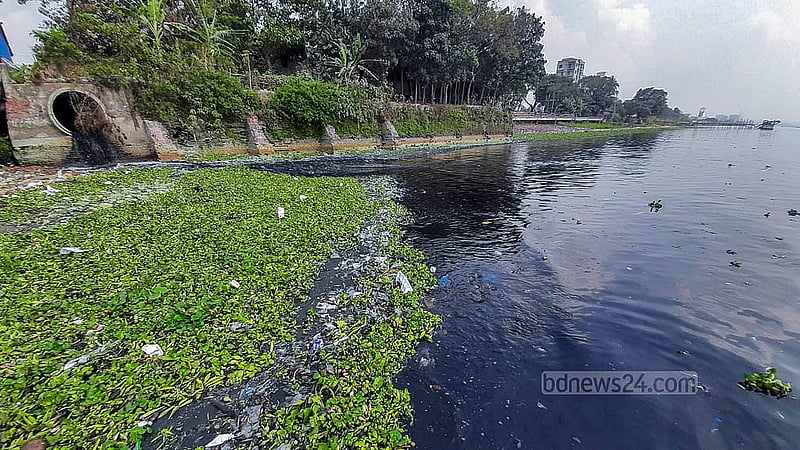 রাজধানীর শ্যামপুরের বিসিক ও আশপাশের বিভিন্ন কলকারখানার রাসায়নিক মিশে কালো হয়ে গেছে বুড়িগঙ্গা নদীর পানি