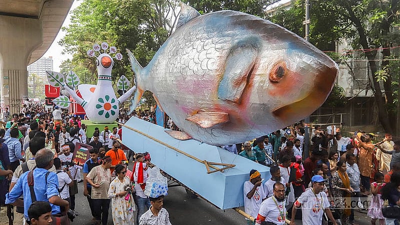 বর্ষবরণ আনন্দ শোভাযাত্রার অন্যতম আকর্ষণ ছিল ‘ফ্যাসিবাদের মুখাকৃতি’। এছাড়া বাঘ, ইলিশ মাছ, পায়রাসহ ছিল বিভিন্ন মোটিফ