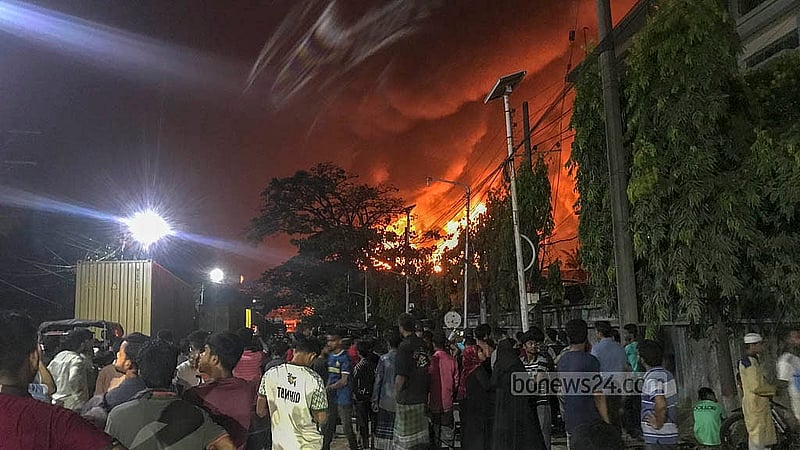 চট্টগ্রাম নগরীর সিইপিজেডে ‘অ্যাডামস ক্যাপ’ নামে চিকিৎসা সরঞ্জাম তৈরির কারখানায় দুপুরে লাগা আগুন নেভেনি রাতেও। রাত সাড়ে ৮টায় তোলা ছবি