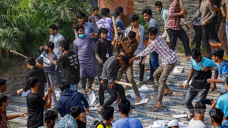 ঢাকার যাত্রাবাড়ীতে সোমবার দুপুরে ড. মাহবুবুর রহমান মোল্লা কলেজের শিক্ষার্থীকে বেধরে মারছে পুরান ঢাকার শহীদ সোহরাওয়ার্দী ও কবি নজরুল কলেজের এক শিক্ষার্থীকে
