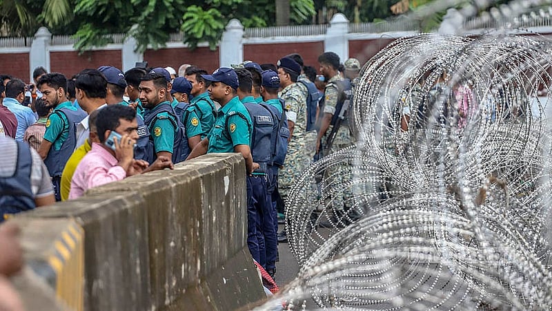 রাষ্ট্রপতি মো. সাহাবুদ্দিনের পদত্যাগের দাবিতে মঙ্গলবার রাত পর্যন্ত বিক্ষোভের পর বুধবার বঙ্গভবনের সামনে কোনো আন্দোলনকারী না থাকলেও ছিলেন সংবাদকর্মী, পুলিশ ও উৎসুক মানুষের ভিড়