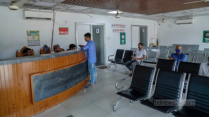 রাজধানীর মাজার রোড়ে হানিফ পরিবহনের কাউন্টারে আগাম টিকেট হচ্ছে। তবে শুরুতে সেখানে ভিড় দেখা যাচ্ছে কম