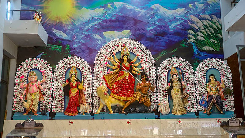 ঢাকেশ্বরী জাতীয় মন্দিরে বুধবার ষষ্ঠীর দিন সকালে ‘দুর্গা মায়ের’ মুখ উন্মোচিত করা হয়