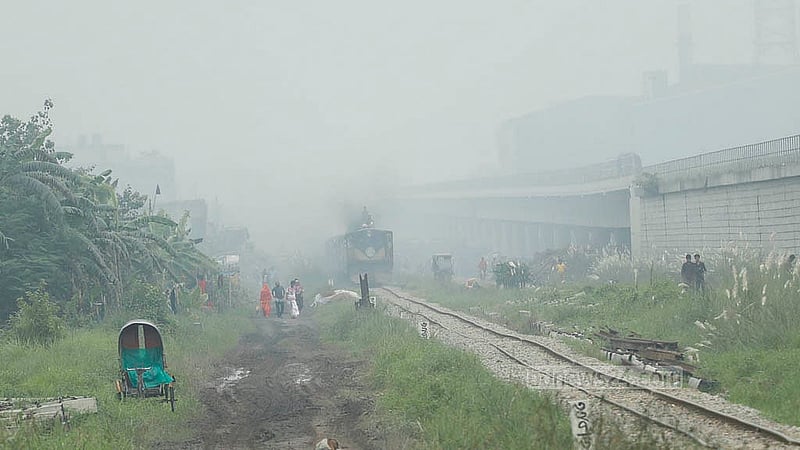 দেখতে ঘন কুয়াশার মতো হলেও এগুলো কারখানা থেকে নির্গত ধোঁয়া। ঢাকার শ্যামপুর এলাকা থেকে তোলা