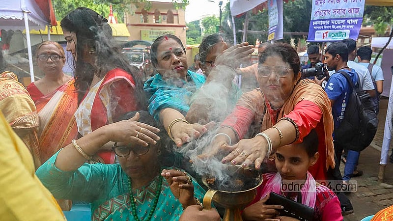 পুরান ঢাকার ঢাকেশ্বরী জাতীয় মন্দিরে বুধবার পুণ্যর্থীরা। শুরু হল ষষ্ঠীপূজার মধ্য দিয়ে দুর্গাপূজার আনুষ্ঠানিকতা