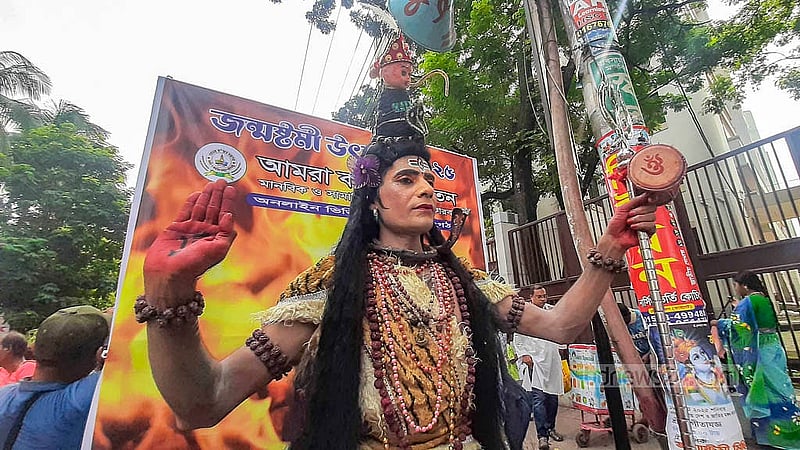 শ্রীকৃষ্ণের জন্মতিথিতে শনিবার পলাশীর মোড়ে শোভাযাত্রায় বিভিন্ন সাজে সনাতন ধর্মাবলম্বীরা