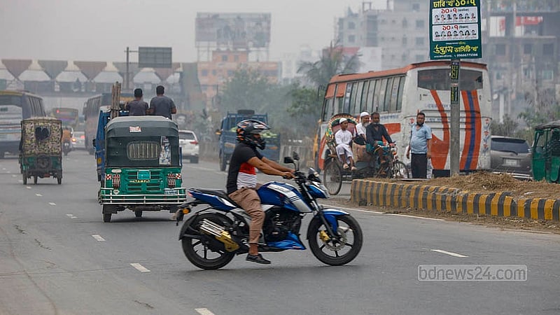 ঢাকা-চট্টগ্রাম মহাসড়কে হরহামেশাই উল্টো পথে দেখা যায় মোটরসাইকেল চালকদের