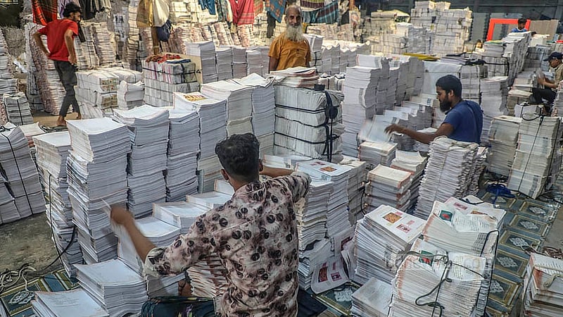 বছরের প্রথম দিন শিক্ষার্থীদের হাতে তুলে দিতে হবে নতুন বই; তাই বিভিন্ন ছাপখানায় বেড়েছে ব্যস্ততা। ঢাকার যাত্রাবাড়ীর মাতুয়াইলের ব্রাইট প্রিন্টিং প্রেস থেকে তোলা