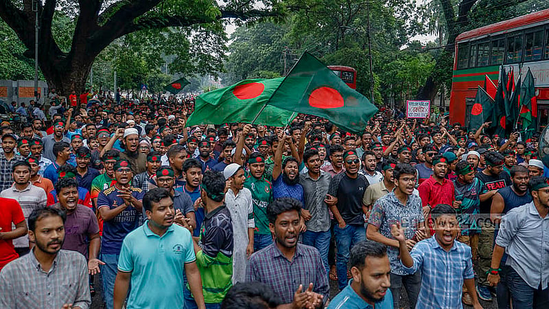 ঢাকা বিশ্ববিদ্যালয়ের কেন্দ্রীয় লাইব্রেরি থেকে বৃহস্পতিবার বিকালে মিছিল নিয়ে উপাচার্যের বাসভবনের সামনে দিকে এগোতে থাকেন কোটা আন্দোলনকারীরা