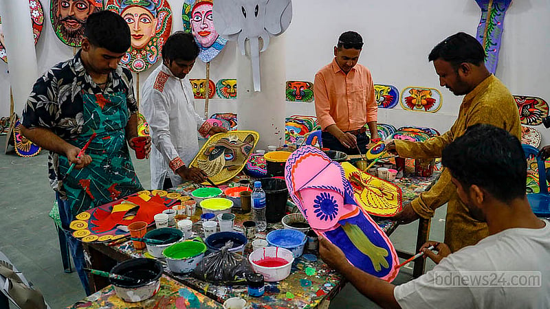 প্রতিবছর এমন সময় ঢাকা বিশ্ববিদ্যালয়ের চারুকলা অনুষদ শিক্ষার্থী আর দর্শনার্থীদের পদভারে মুখরিত থাকে। কিন্তু এবারের