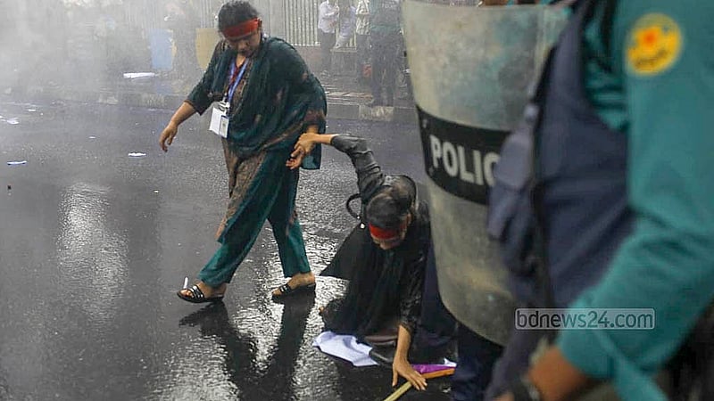 আউটসোর্সিং কর্মচারী কল্যাণ পরিষদের সদস্যদরা চাকরি স্থায়ীকরণের দাবিতে শনিবার জাতীয় প্রেস ক্লাবের সামনে সড়ক অবরোধ করলে তাদের ছত্রভঙ্গ দেয় পুলিশ; এসময় আহত হন অনেকে।