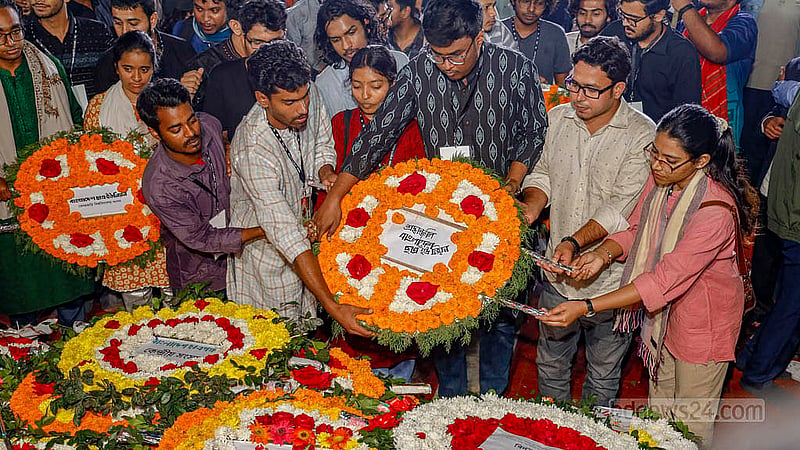 একুশে ফেব্রুয়ারির সকালে বিভিন্ন শিক্ষা প্রতিষ্ঠানের শিক্ষার্থী আর সংগঠনের সদস্যরা কেন্দ্রীয় শহীদ মিনারে আসেন প্রভাতফেরি করে