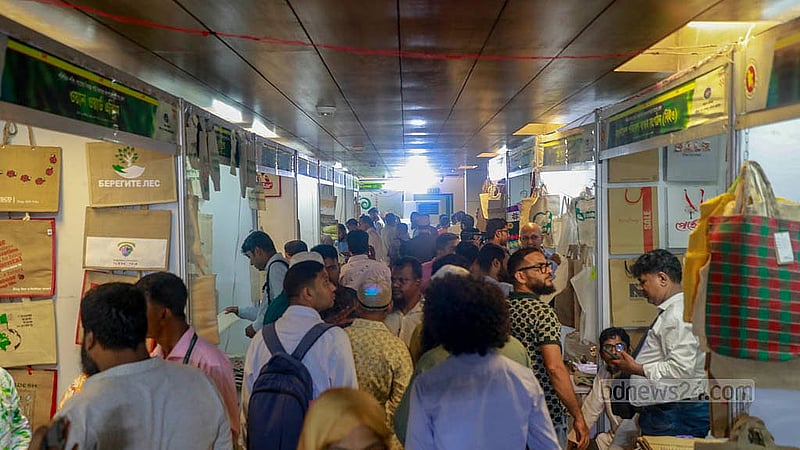 পাট, কাগজ ও কাপড়ের ব্যাগ নিয়ে আগ্রহ থেকে রোববার পরিবেশ অধিদপ্তরে একদিনের মেলায় ভিড় করেন সব বয়সী মানুষ