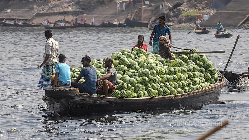 পুরান ঢাকার ওয়াইজঘাট ফলের আড়ত থেকে ছোট নৌযানে তরমুজ নিয়ে যাওয়া হচ্ছে বিভিন্ন স্থানে