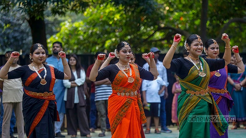 ঢাকার গুলশানে বিচারপতি সাহাবুদ্দিন আহমদ পার্কে শুক্রবার ফ্লো ফেস্টের দ্বিতীয় দিনে ছিল অর্থী আহমেদ ডান্স একাডেমির পরিবেশনা